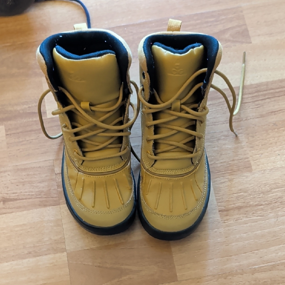 Nike ACG - Kids Yellow and Black Boots